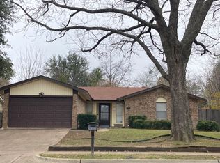 413 W Ash Ln, Euless, TX 76039