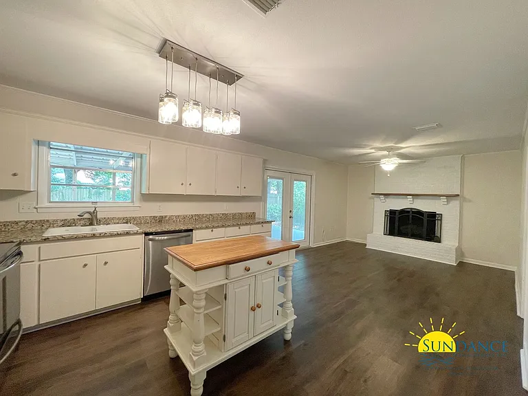 606 Camborne Ave NE — Photo 6