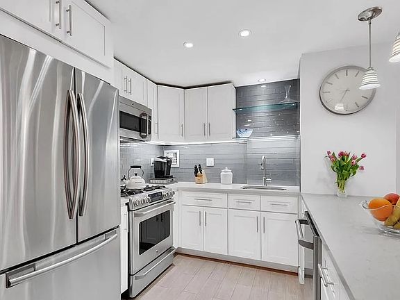 3rd image of 200 E 27th St APT 2-G