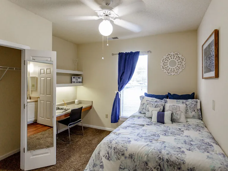 The Crown Apartments — Photo 12