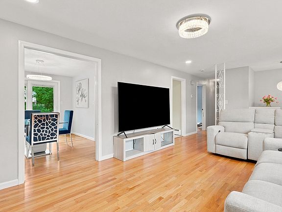 4th image of 22 Woodbury St