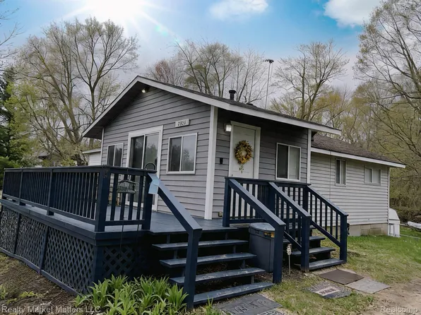 2543 Henry Rd, Lapeer, MI 48446