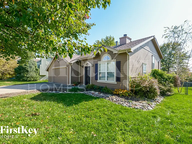 609 Rosehill Dr — Photo 2