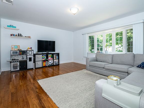 5th image of 18 Carlyle Pl