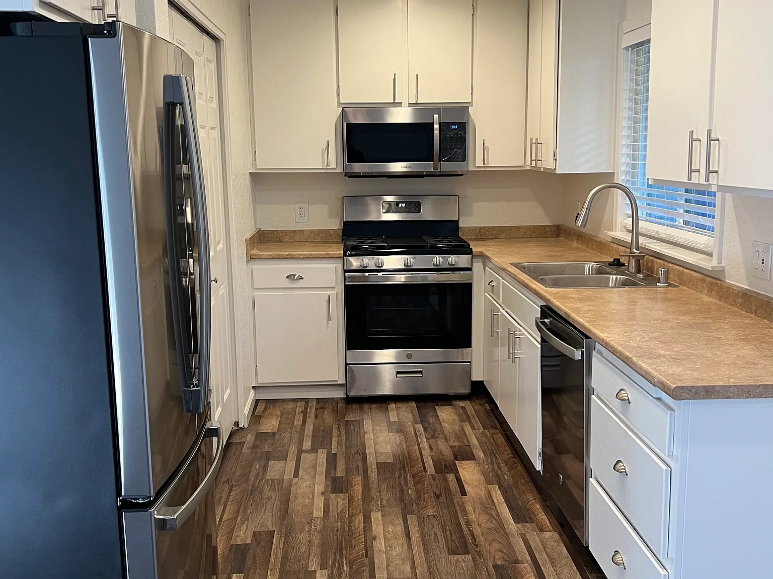 3 bed, 2.5 bath, 1200 sqft, $3,200 — Photo 2