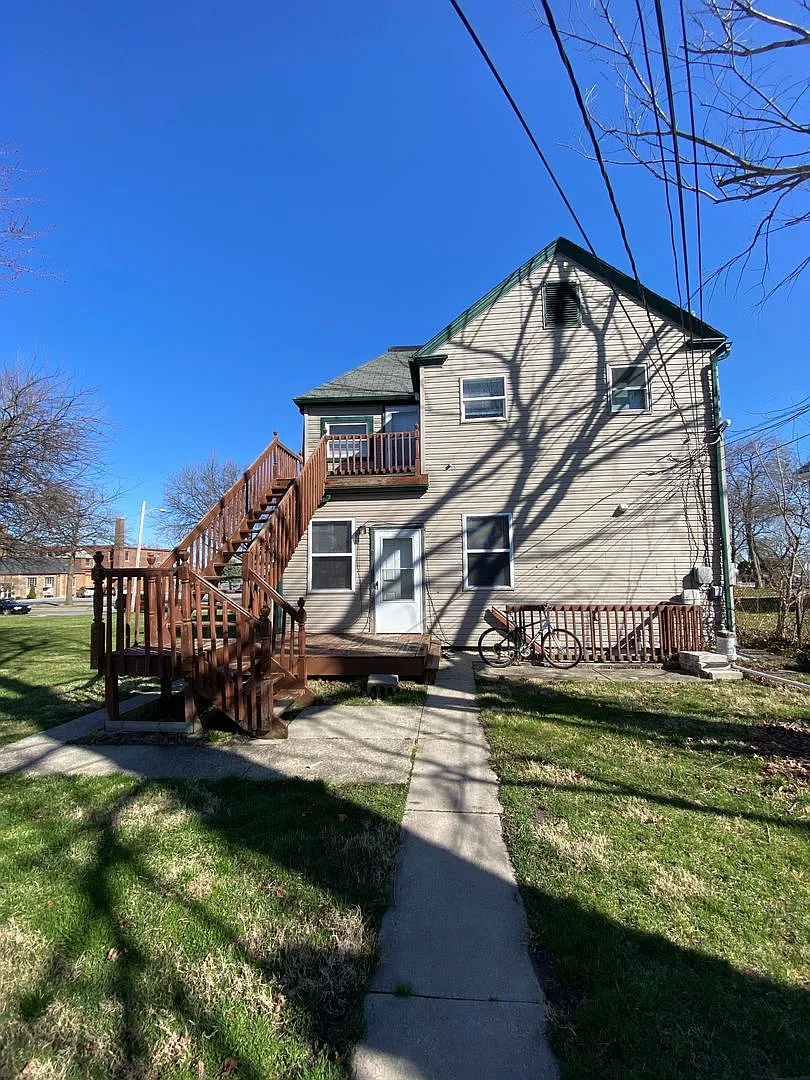 236 E Dewald — Photo 2