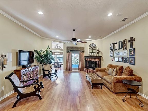 3rd image of 3821 Park Oaks Ct