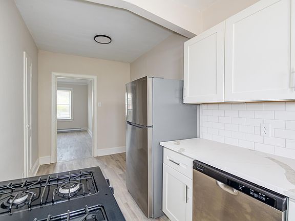 3rd image of 4963 Winona Ave #3L