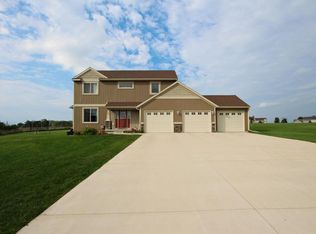39 Anvil Ln, Caledonia, MI 49316