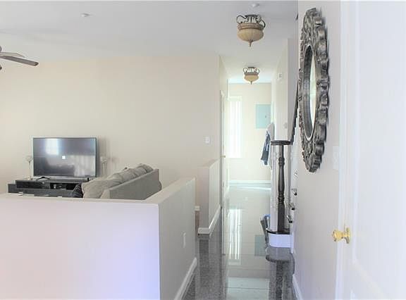 4th image of 214 Jessamine Ave #1S