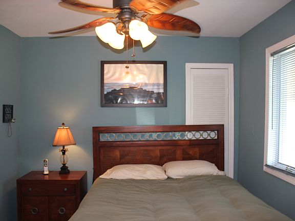 Bedroom w/ ceiling fan
