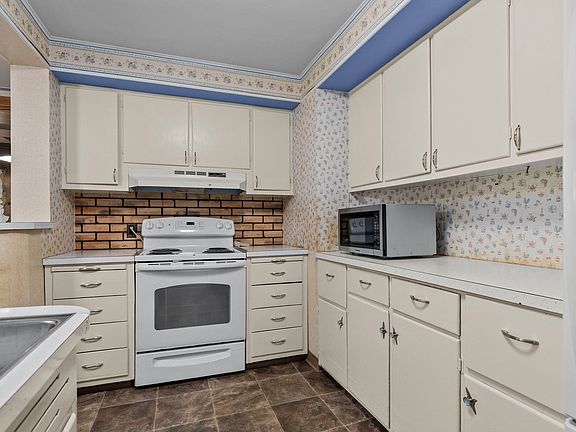 4th image of 425 S Main St