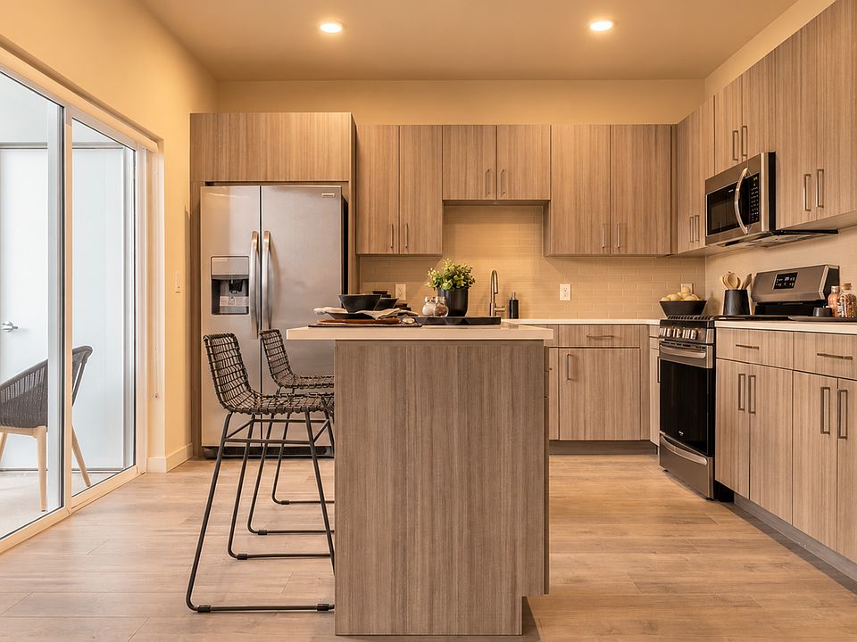 Experience the elegance of this contemporary kitchen with its stylish finishes and functional design.