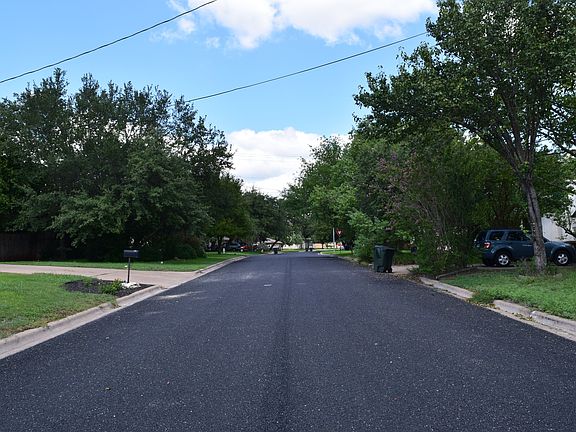 5th image of 405 Rockmoor Dr