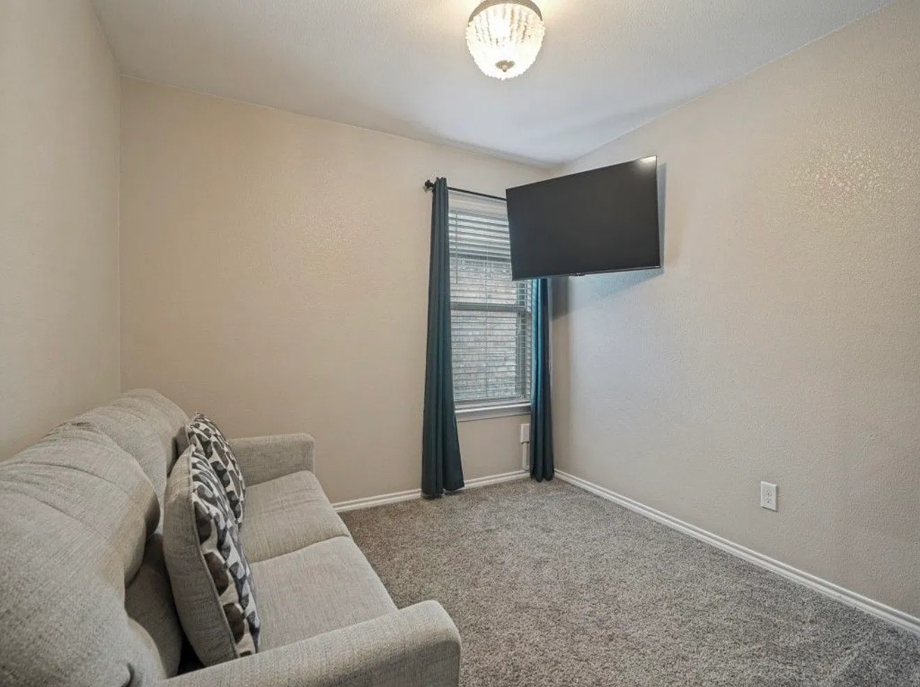 4 bed, 2088 sqft, $2,500 — Photo 2