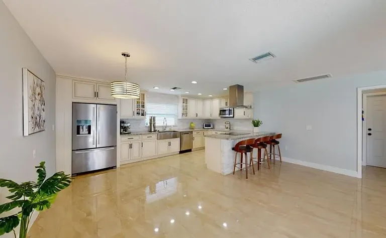 2558 Rosery Rd E — Photo 8