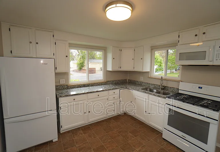 2258 W Maplewood Ave — Photo 8
