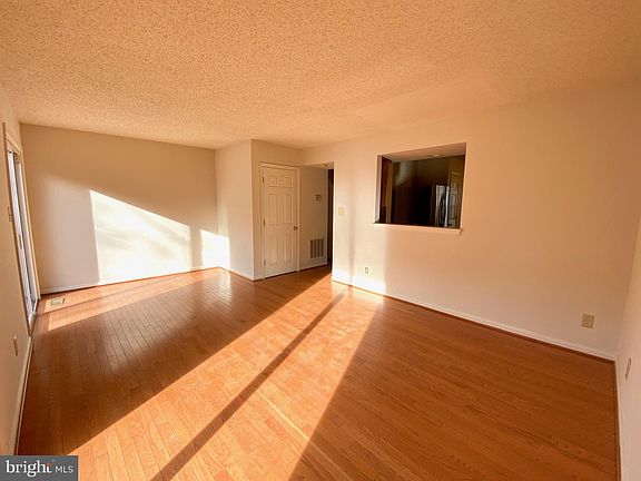 2nd image of 703 Knollwood Ct