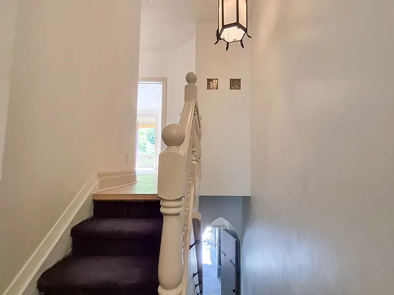 561 Parliament St — Photo 3