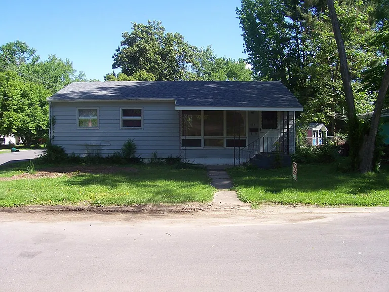 914 W Pecan St — Photo 1
