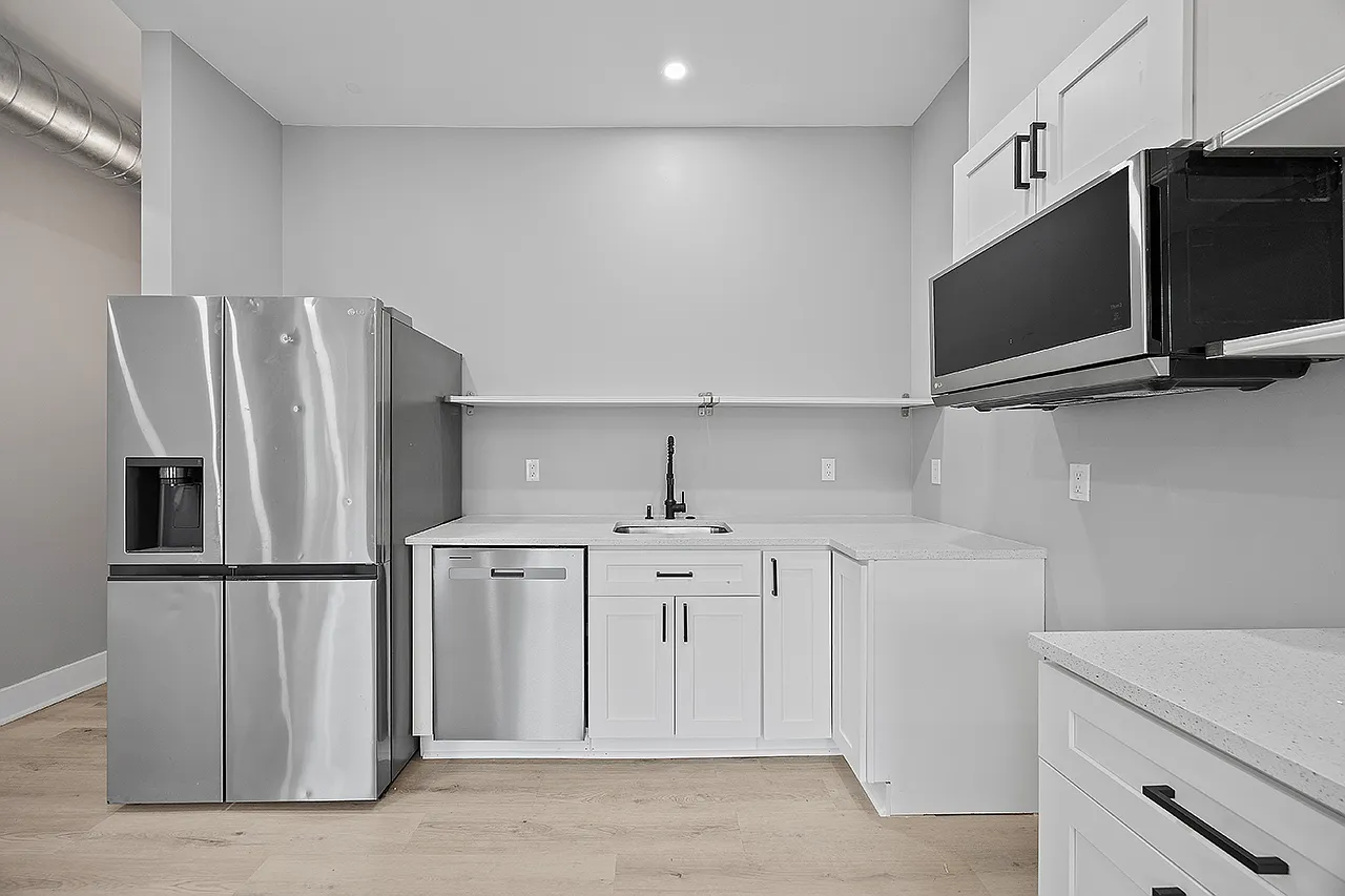 3 bed, 1048 sqft, $2,450 — Photo 2