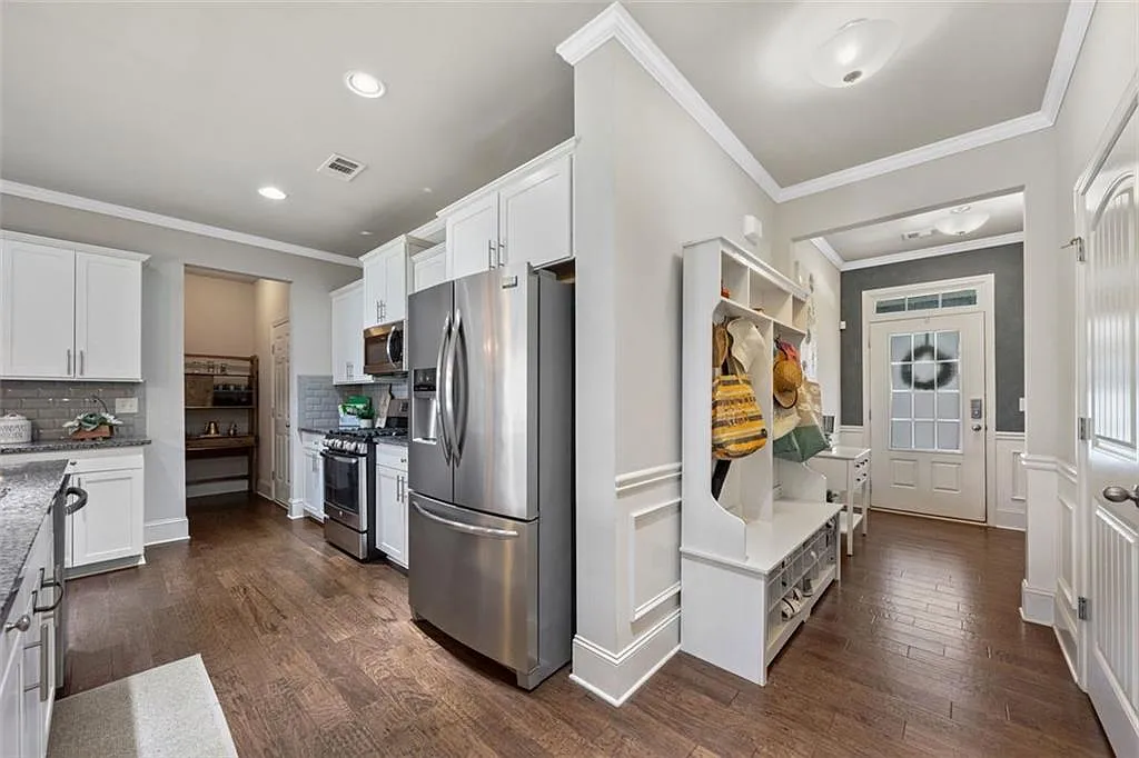 4 bed, 2.5 bath, 2758 sqft, $2,850 — Photo 3