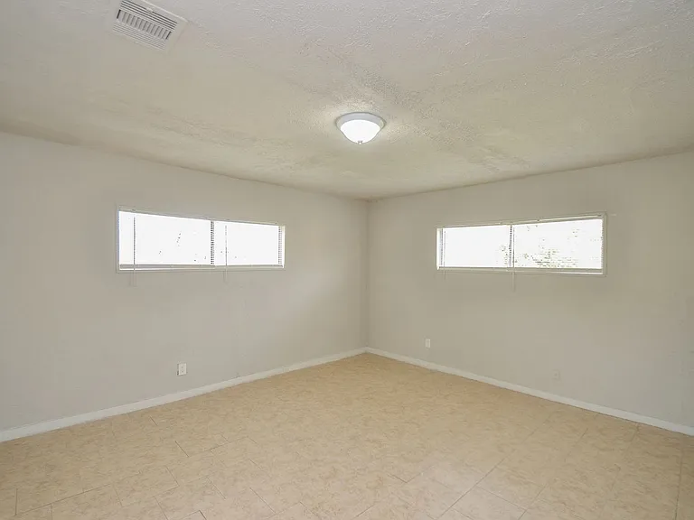 217 Owens St — Photo 8