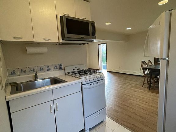 5th image of 713 Hall St #1