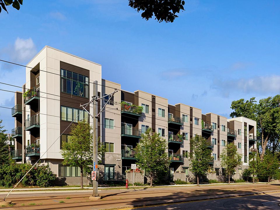 Welcome to Olin Crossings, a boutique condominium in the high-demand East Nokomis community of Minneapolis.