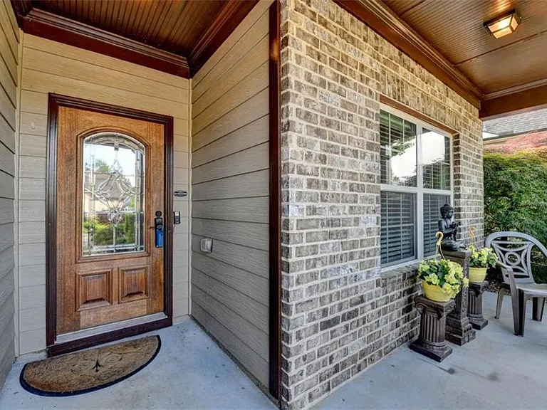 2130 Line Dr — Photo 3