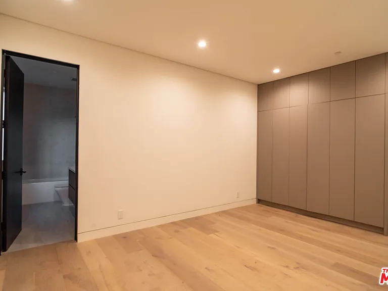 829 N Ogden Dr — Photo 29