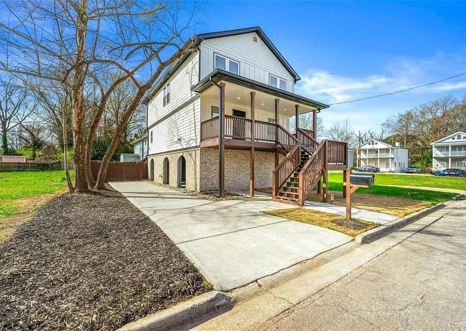 671 John St NW