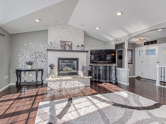 3rd image of 105 Ridge Avenue