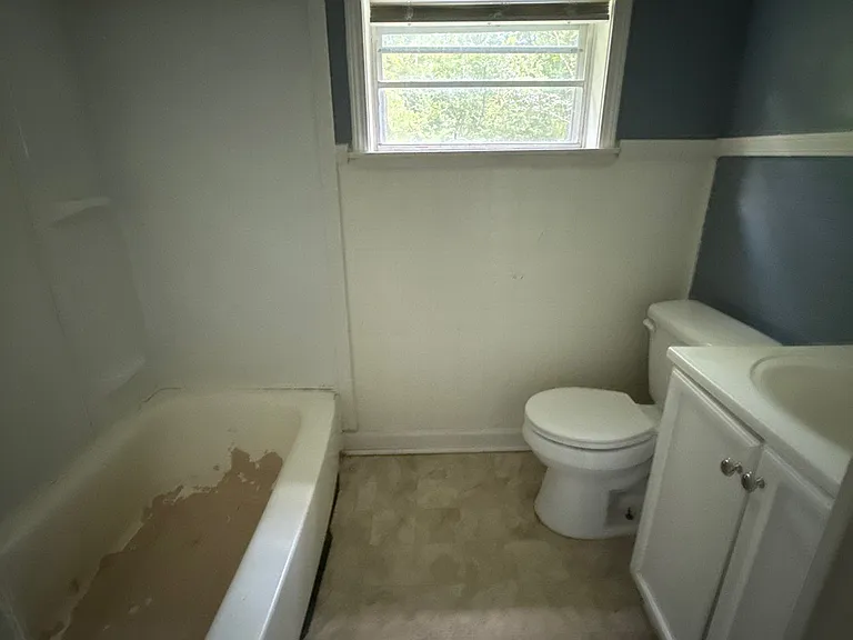 1054 Deryll St — Photo 2