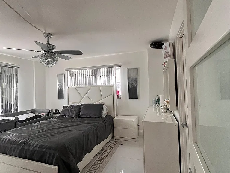 400 Golden Isles Dr #20 — Photo 8