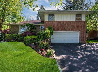 10 Winthrop Rd, Plainview, NY 11803