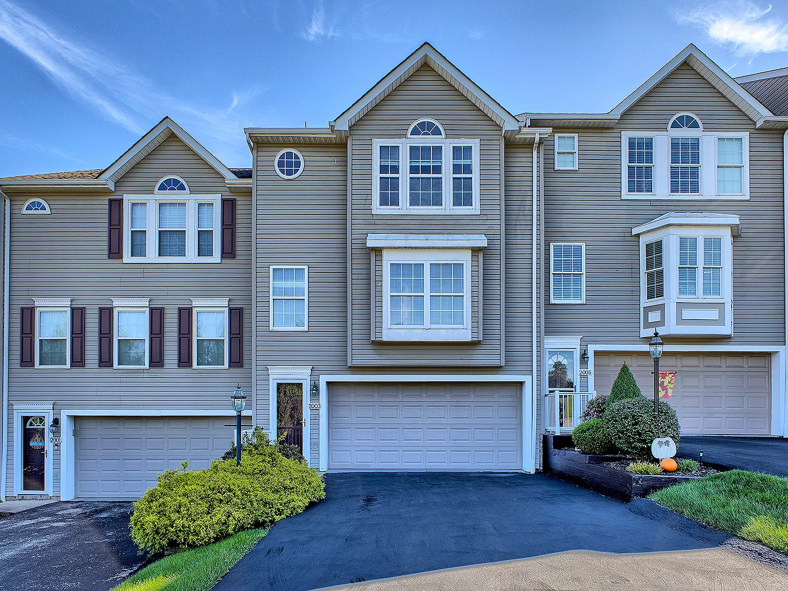 3 bed, 2.5 bath, 1552 sqft, $2,500 — Photo 1