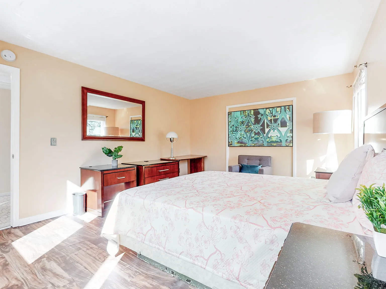 4 bed, 4.0 bath, 2412 sqft, $845 — Photo 2