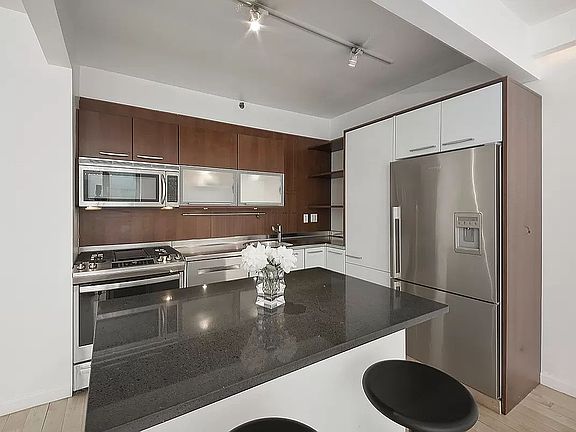 3rd image of 224 W 18th St APT 2B