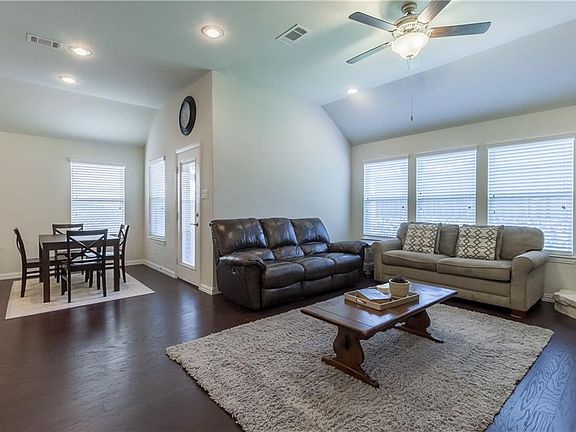3rd image of 211 Cielo Azure Ln