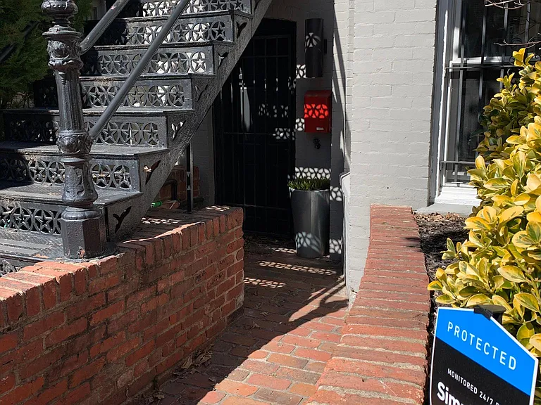 614 C St NE #B — Photo 2