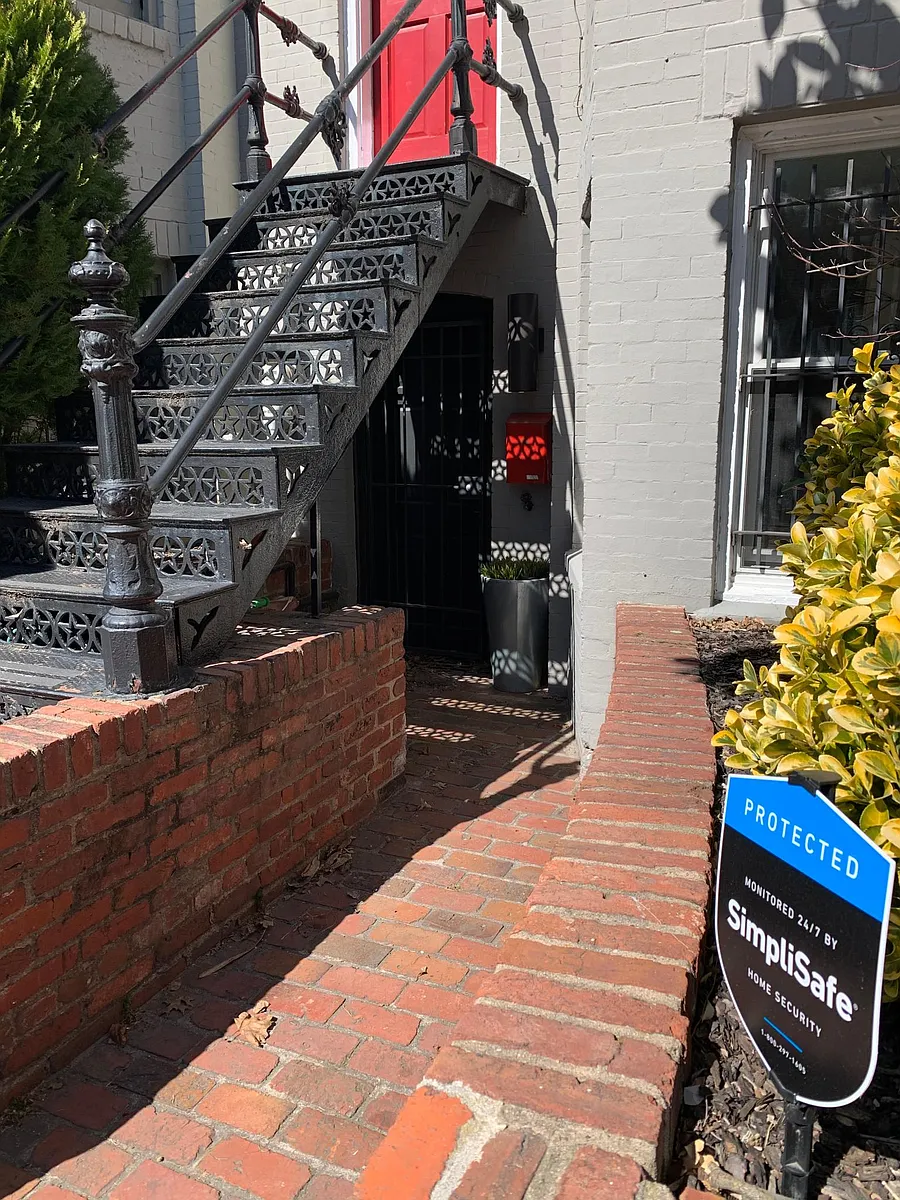 Building Photo - 614 C St NE #B