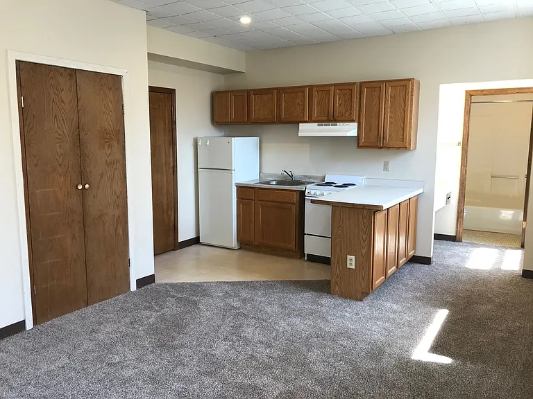 Cass Street Apartments — Photo 25