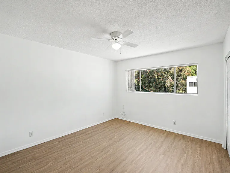 Hollywood Apartments — Photo 21
