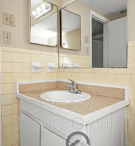 South Court Apartments — Photo 25