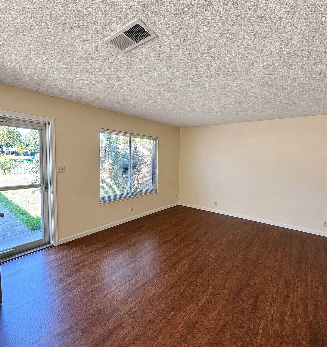 Convenient location in the Rosemont Neighborhood with Park across the street! — Photo 2