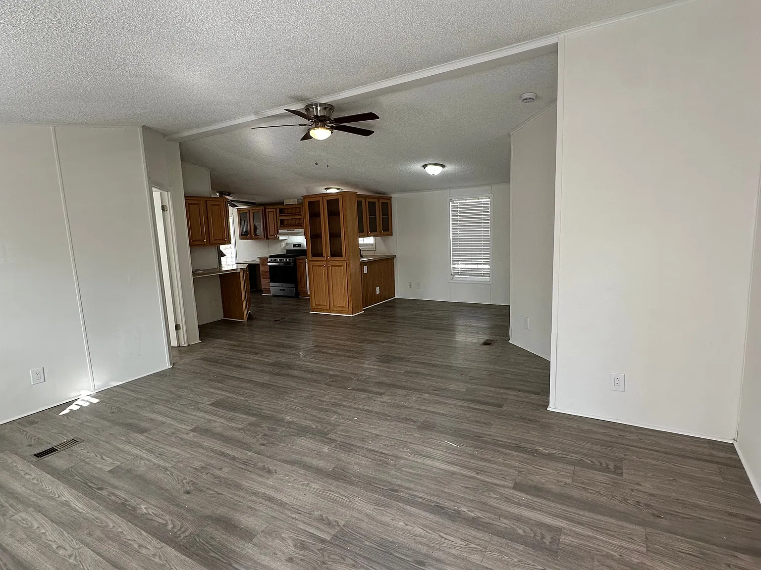 3 bed, 1053 sqft, $2,100 — Photo 3