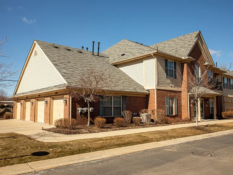 11874 Farmington Rd — Photo 2