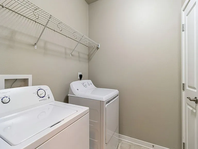 320 SW 6th St #106 — Photo 9