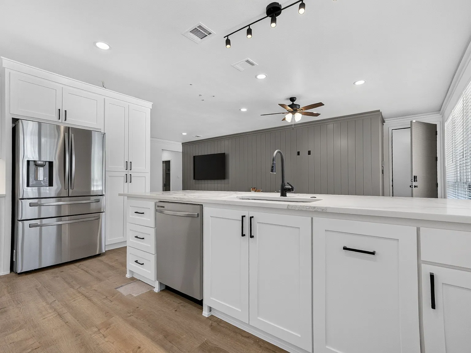 4 bed, 4.5 bath, 1981 sqft, $6,200 — Photo 3